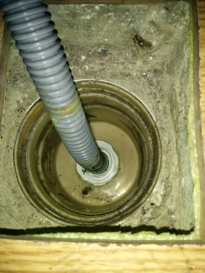 베란다 세탁기 하수 배관 모습