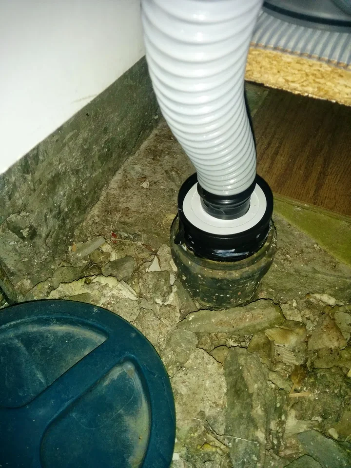 싱크대 밑 배관 모습