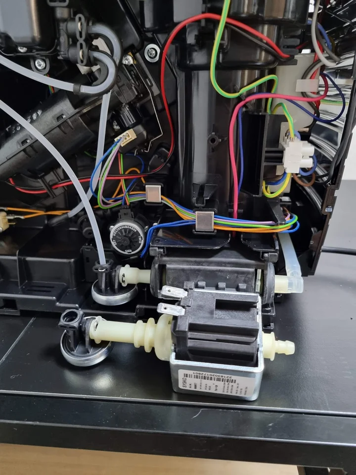 유라 E6 분해 모습