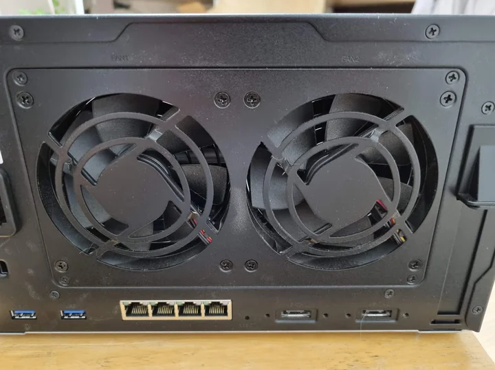 시놀로지 DS1621+ 후면